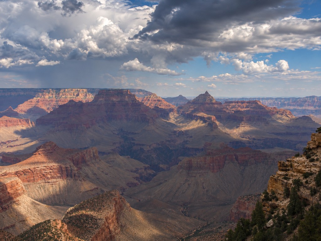 Grand Canyon — cienie chmur na warstwach skał