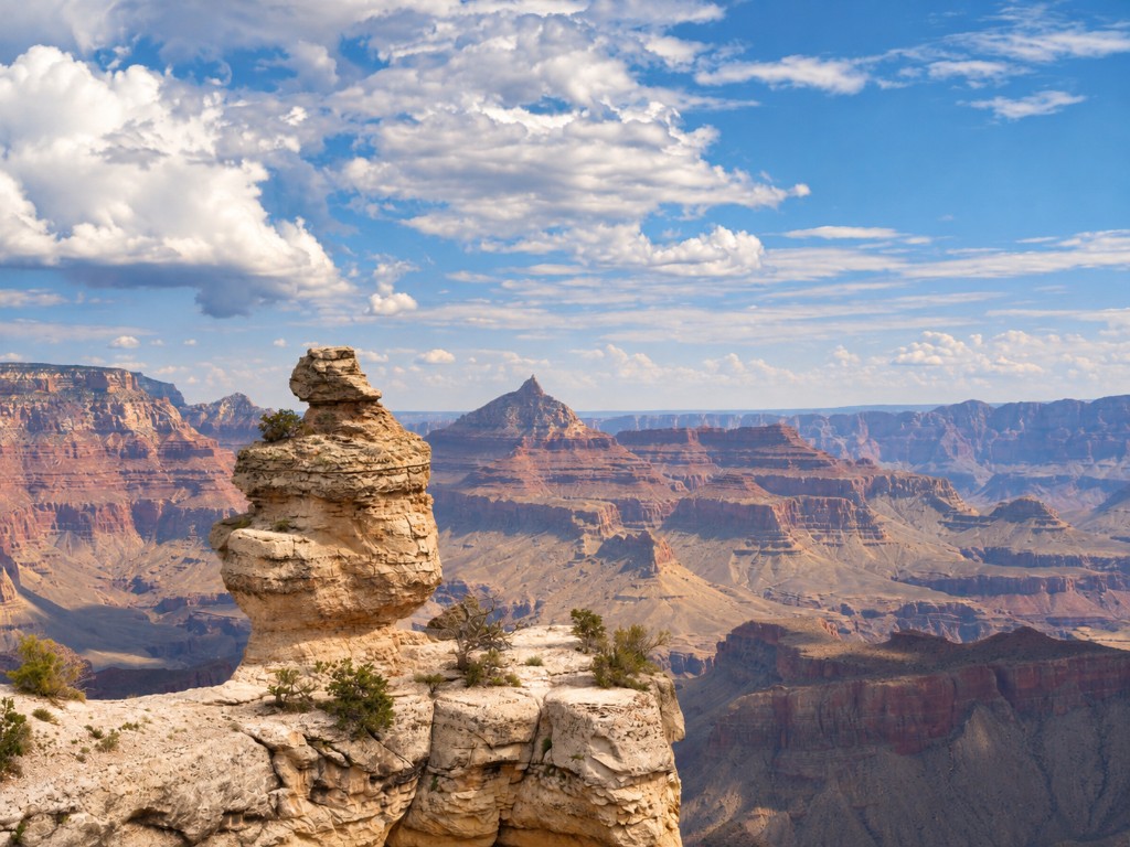 Grand Canyon — skała na krawędzi i widok w głąb