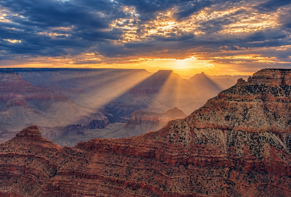 Grand Canyon — promienie słońca nad kanionem