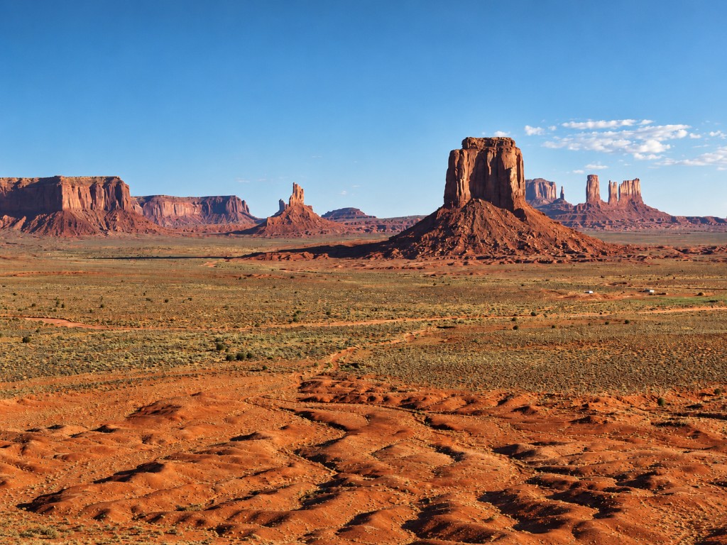 Monument Valley — czerwone butty pod niebieskim niebem