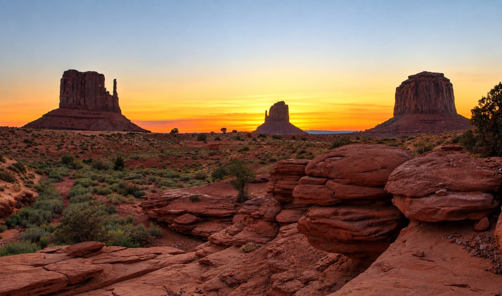 Monument Valley o zachodzie — Mittens i Merrick Butte