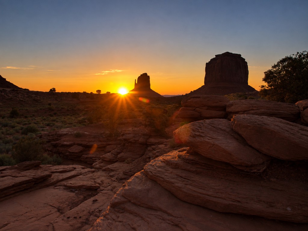 Monument Valley — zachód z gwiazdą słońca