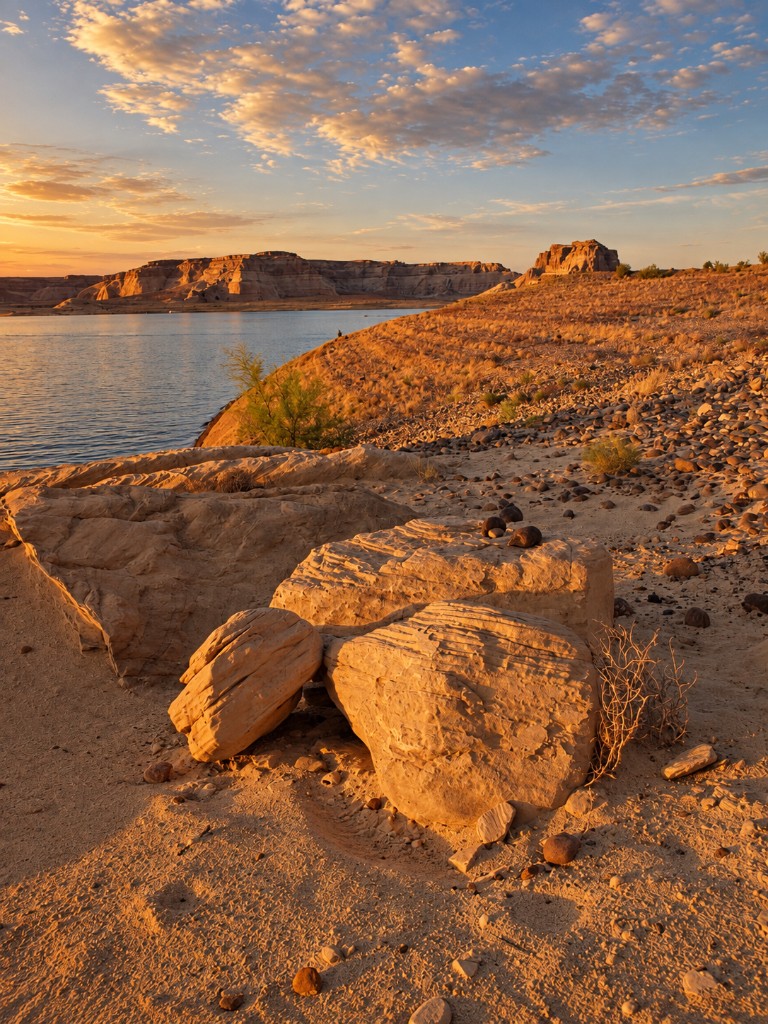 Lake Powell — brzeg jeziora o złotej godzinie